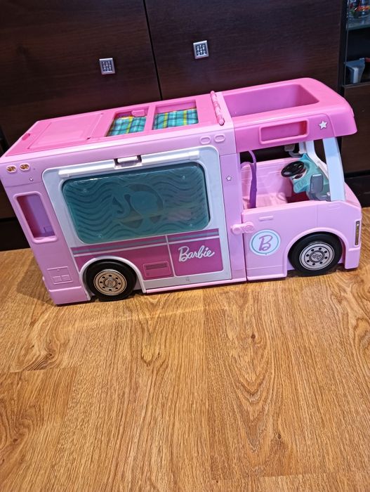 Samochód dla Barbie - kamper  z basenem  i łódką