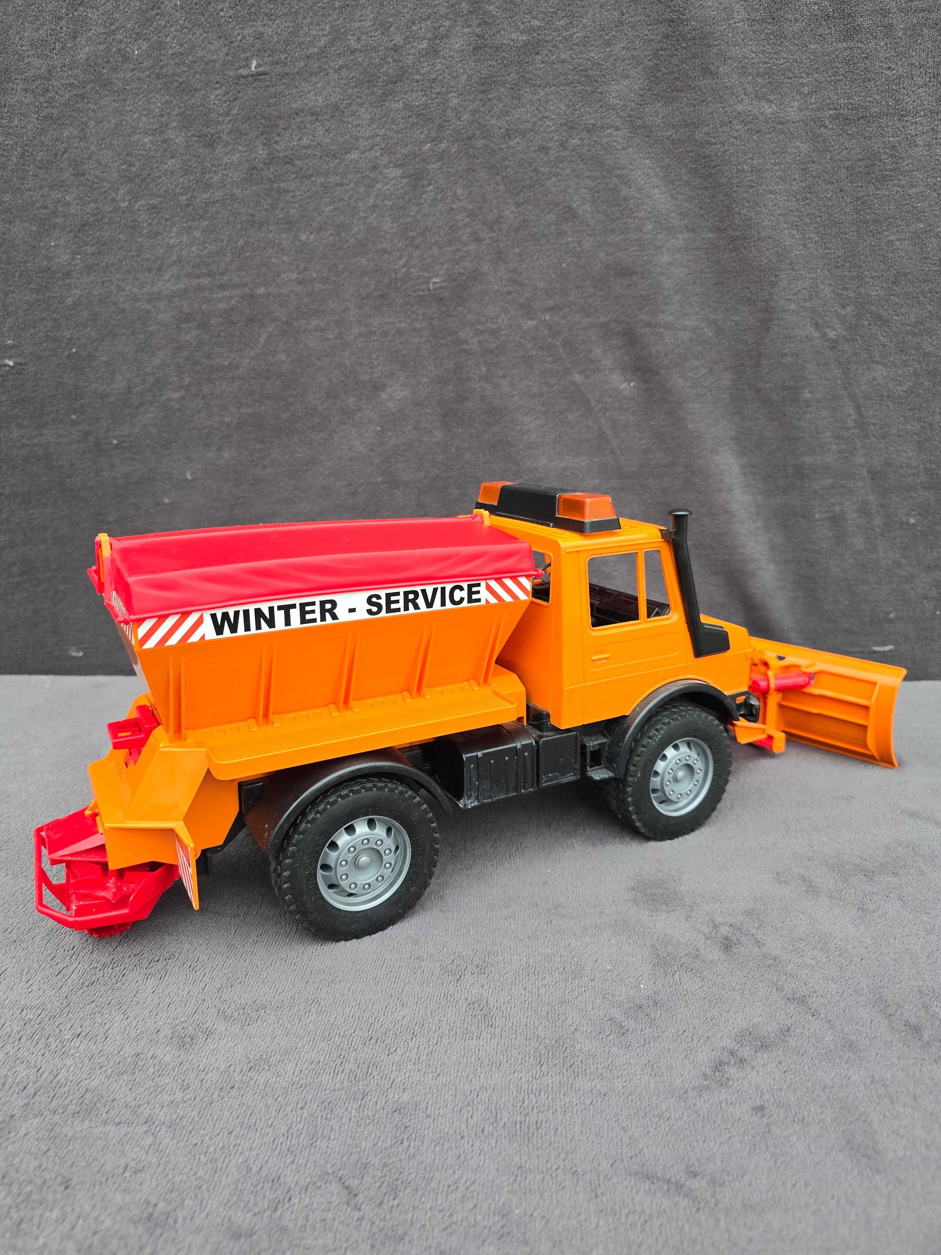 Unimog odśnieżarko-piaskarka Bruder