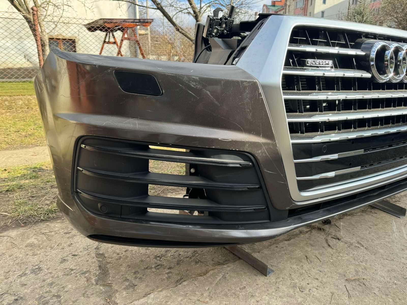 Морда Audi Q7 4M  бампер в зборі установлена панель телевізор оригінал