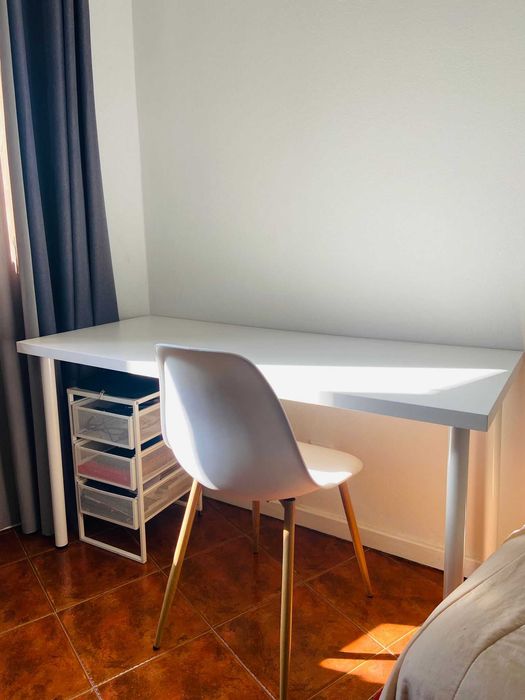 Secretária IKEA 140x60cm (modelo LAGKAPTEN / ADILS - Branco)