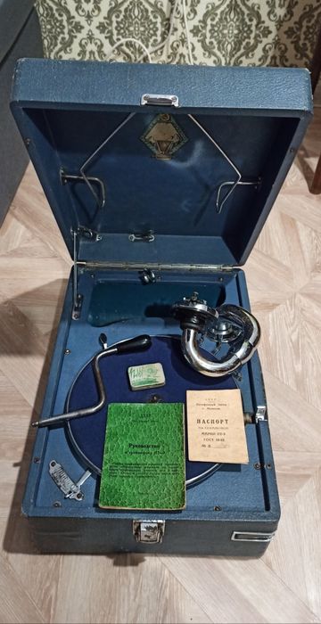 Патефон ПТ - 3 молот 1955 года. В рабочем состоянии.
