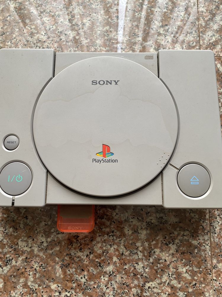 Consola Playstation 1 desbloqueada c/ jogo e comando