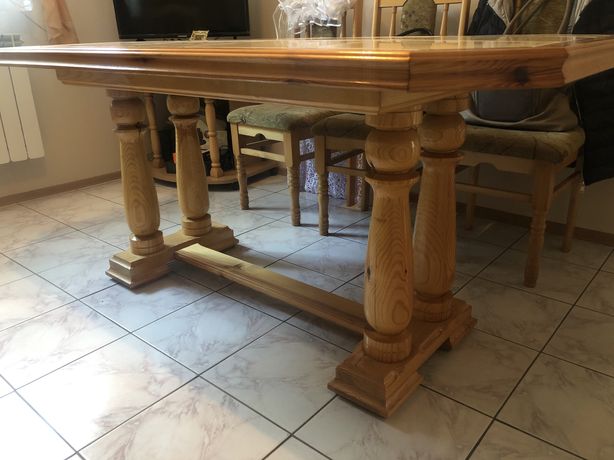 Drewniany stół, toczone nogi