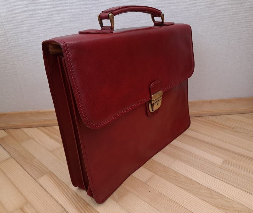 Жіночий шкіряний портфель, Італія