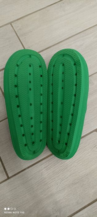 Шльопанці , тапки.