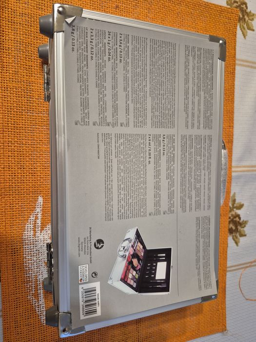 Kuferek z kosmetykami do makijażu