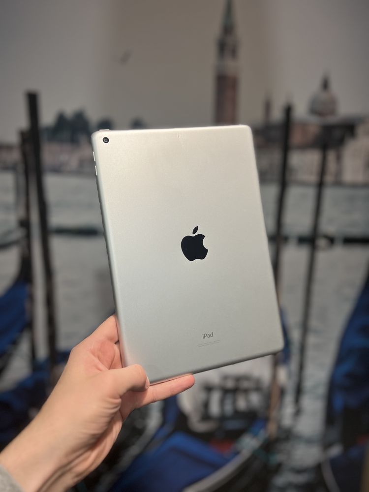 планшет Apple iPad 10.2 2021 Wi-Fi 256GB Silver стан нового АКБ 100%