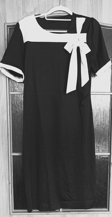 Sukienka czarna z dodatkami białymi