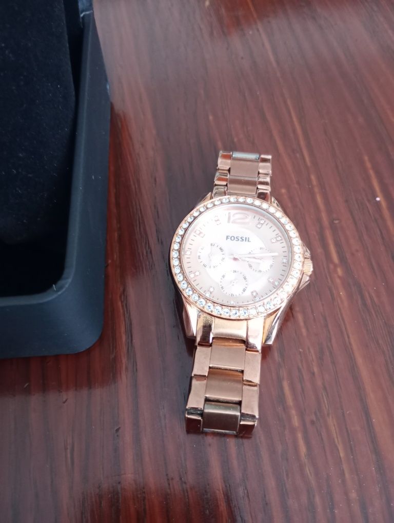 Zegarek damski marki Fossil Chronograph.