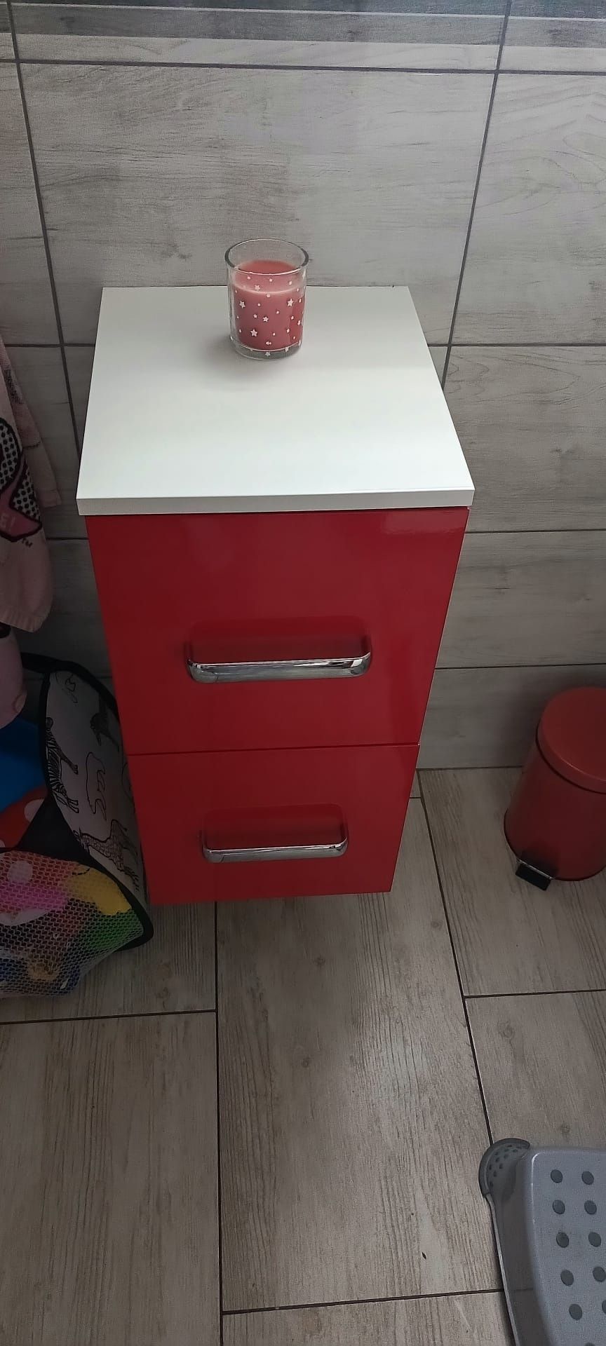 Meble łazienkowe czerwone