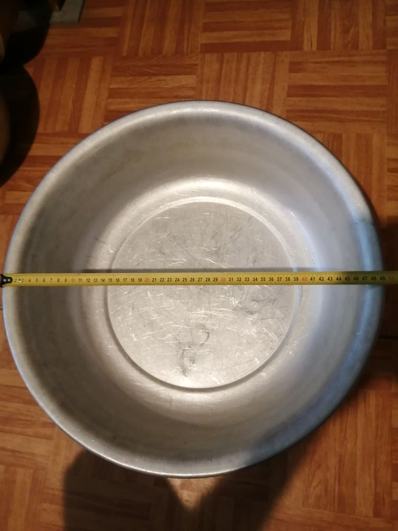 Кастрюли, миски, чашки эмалированные, алюминиевые, стекло.