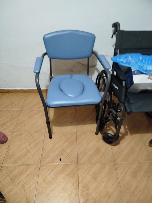 Vendi cadeira de rodas, cadeira sanitária e colchão