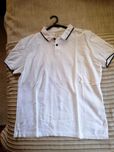 Polo Branco com riscas azuis