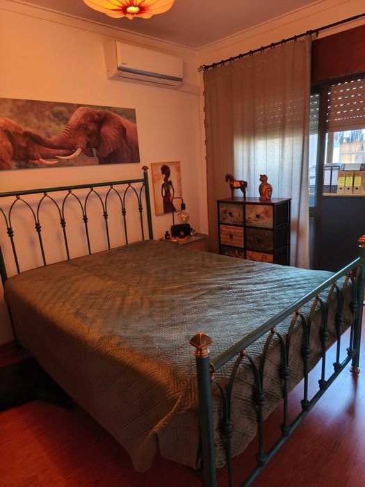 Cama em ferro verde maciço Vintage