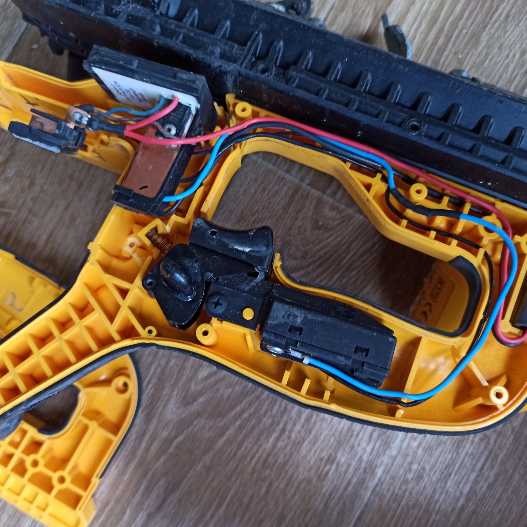 Piła pilarka taśmowa do metalu DeWALT DCS371 18V XR Li-Ion uszkodzona