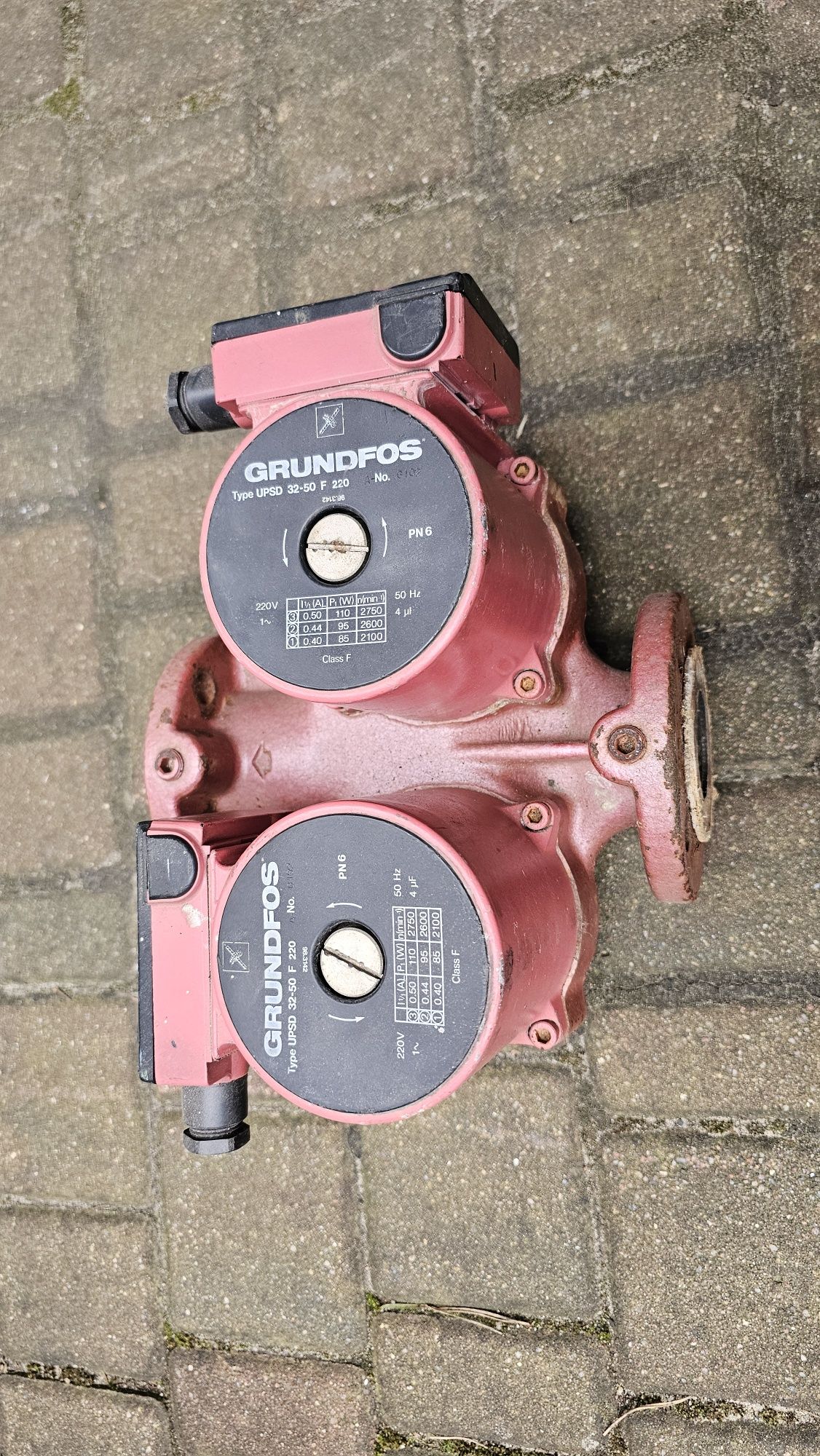 Podwójna pompa wody obiegowa Grundfos UPSD 32-50 F 220