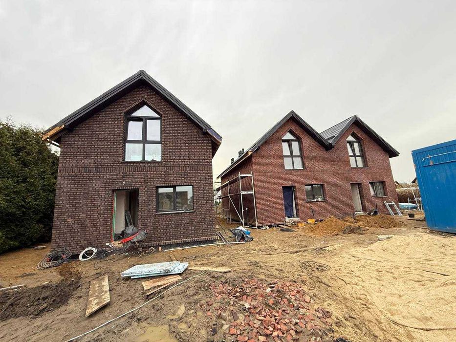 Domy z wyjątkową elewacją! Bez pozwolenia od MSWiA – w Długołęce.