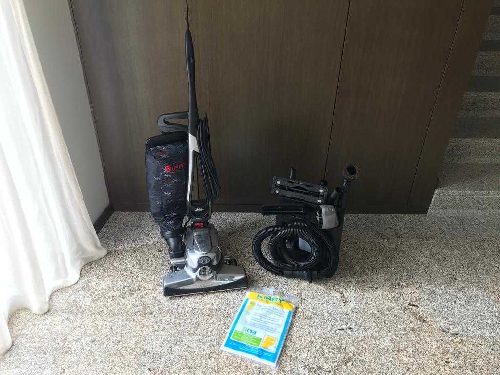 Aspirador com Acessórios de Limpeza
