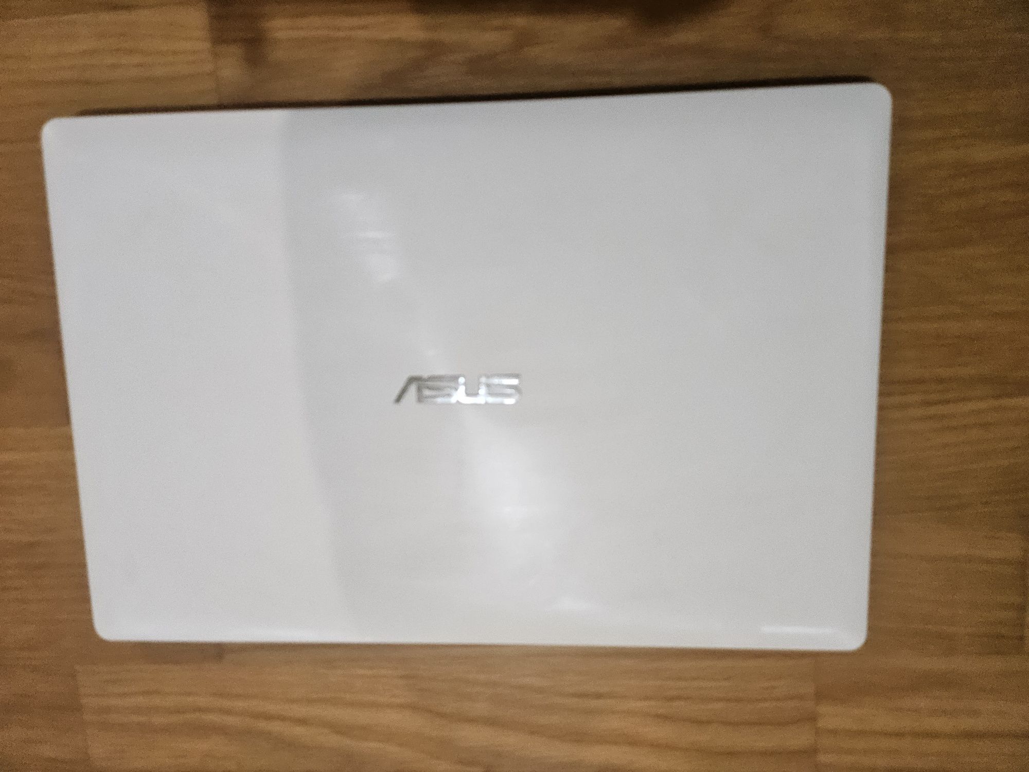 Computador ASUS a funcionar na perfeição