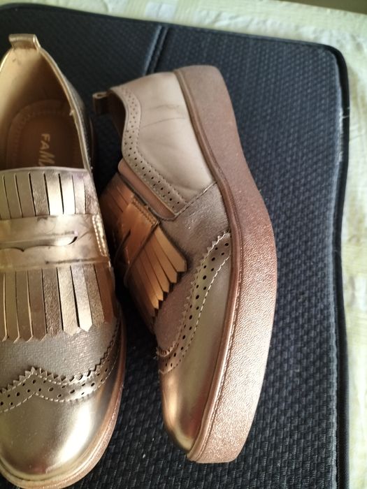 Sandália tipo sapato dourada Fama Pastor 345