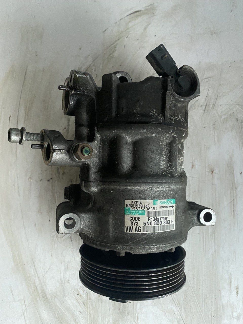 VW 2.0 TDI компрессор кондиционера  5N0820803H