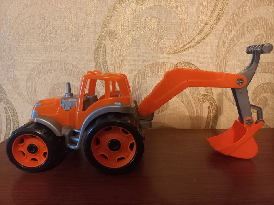 Екскаватор. Трактор.