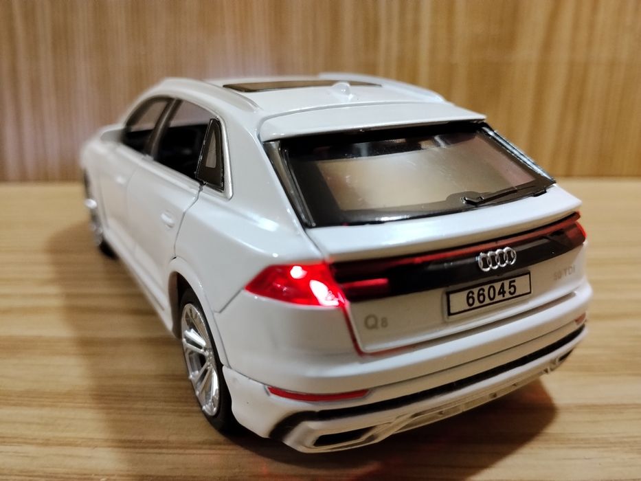 Модель Audi q8 1:32 Автопром металл свет звук инерция Ауди  машинки