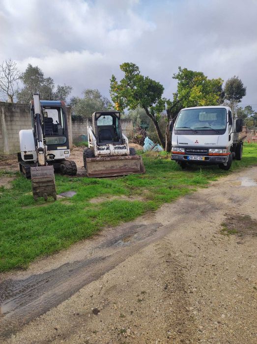 Trabalhos de mini-escavadora/giratória e construção