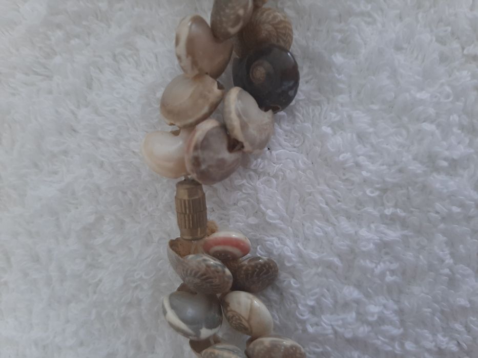 Colar artesanal feito em conchas