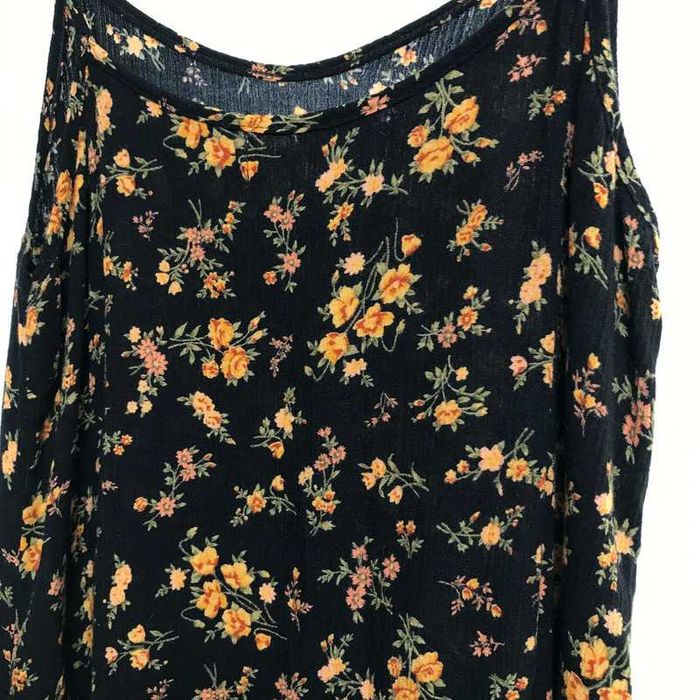 Vestido negro estampado de flores laranjas