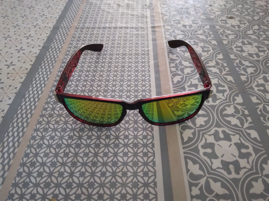 Oculos de sol espelhados vermelho novos