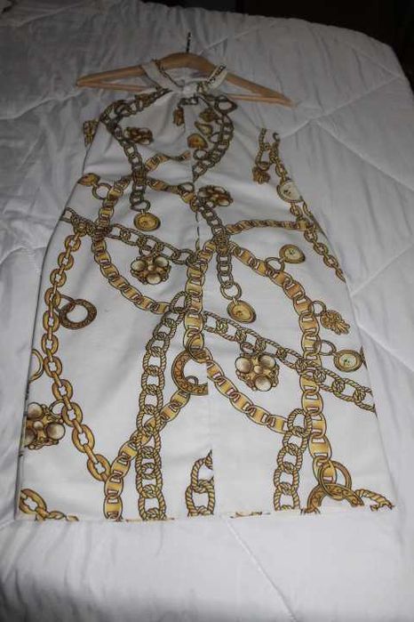 Vestido branco e dourado