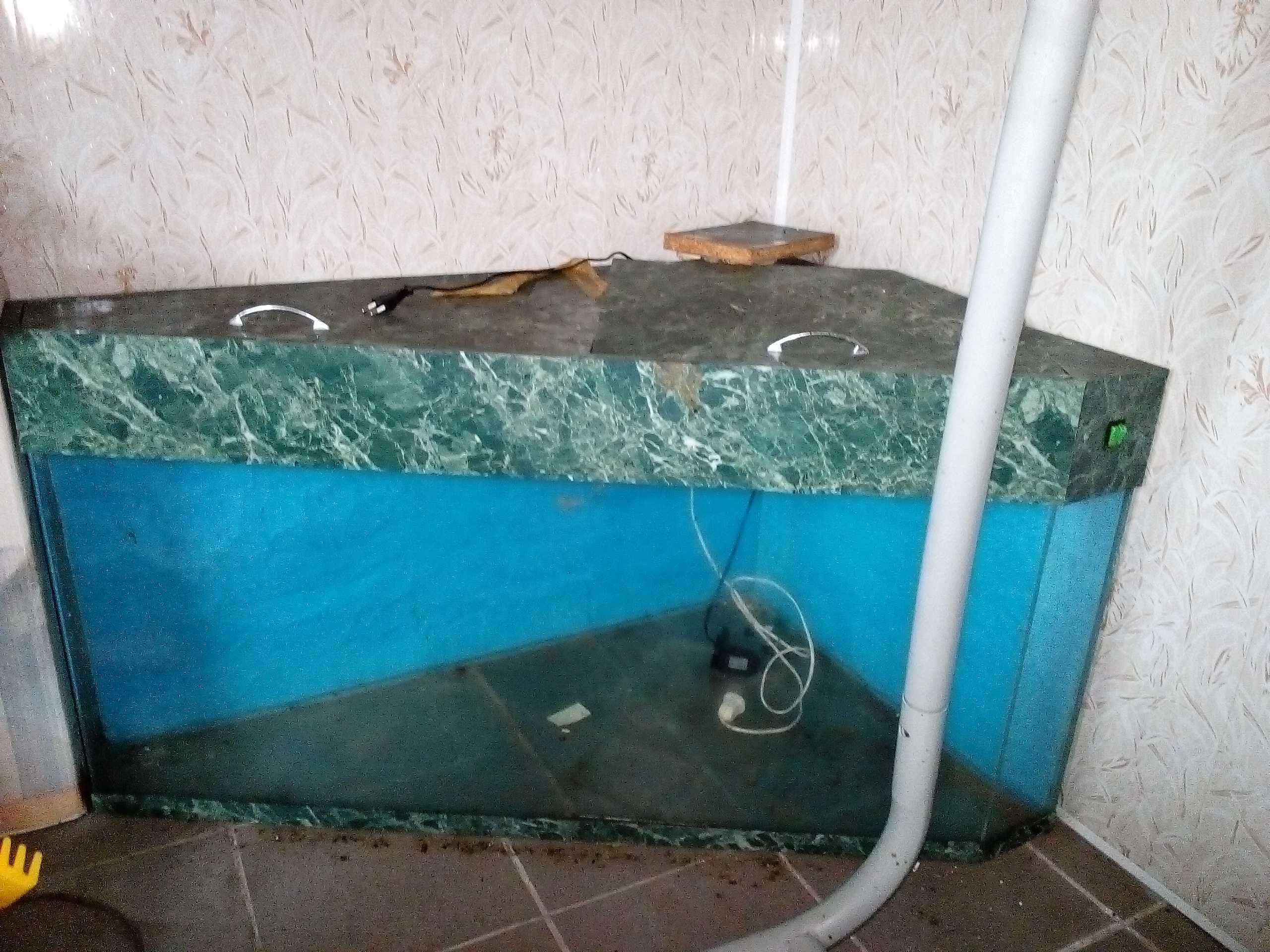 Аквариум угловой