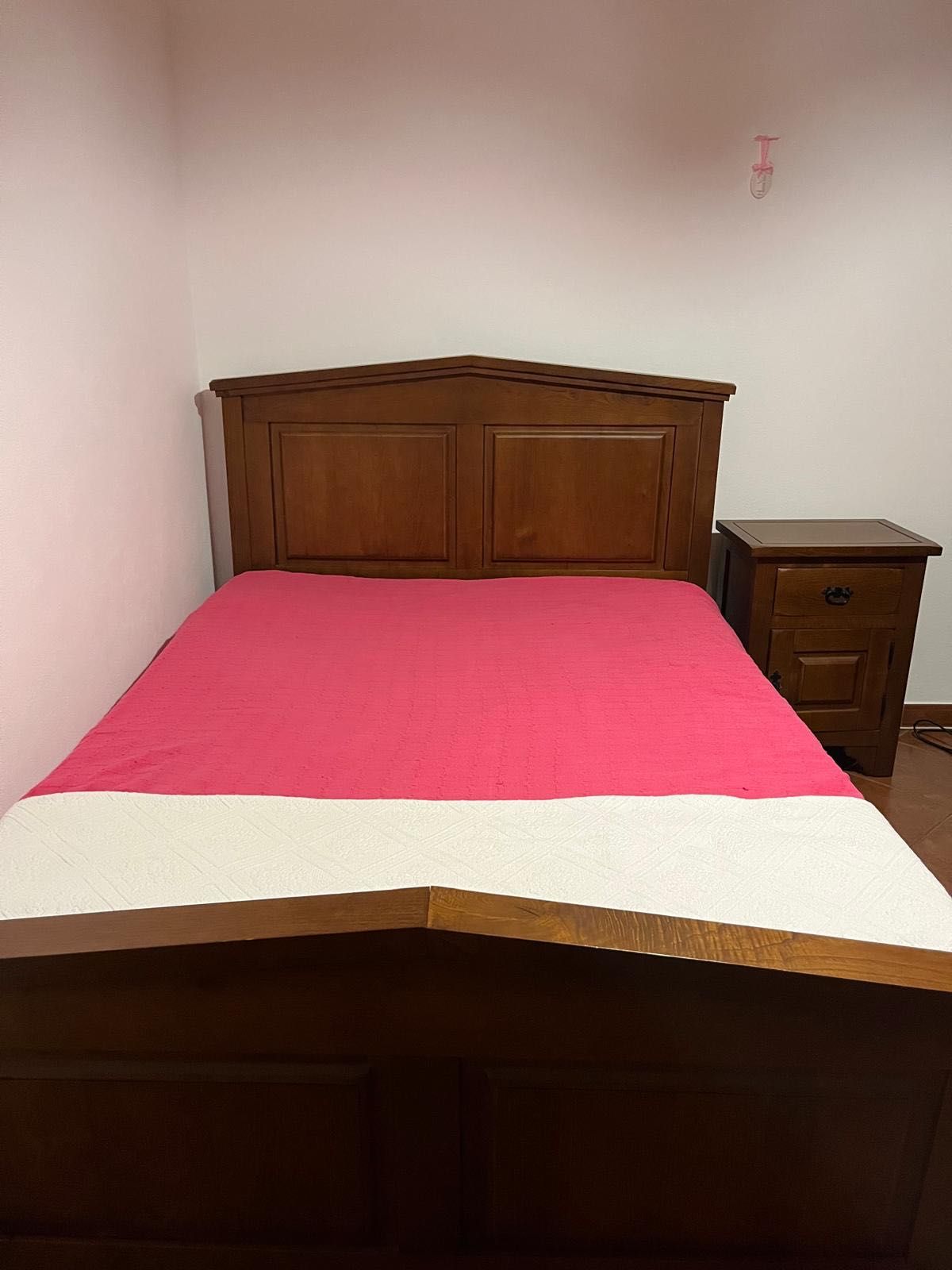 Cama de casal + colchão + 2 mesas cabeceira