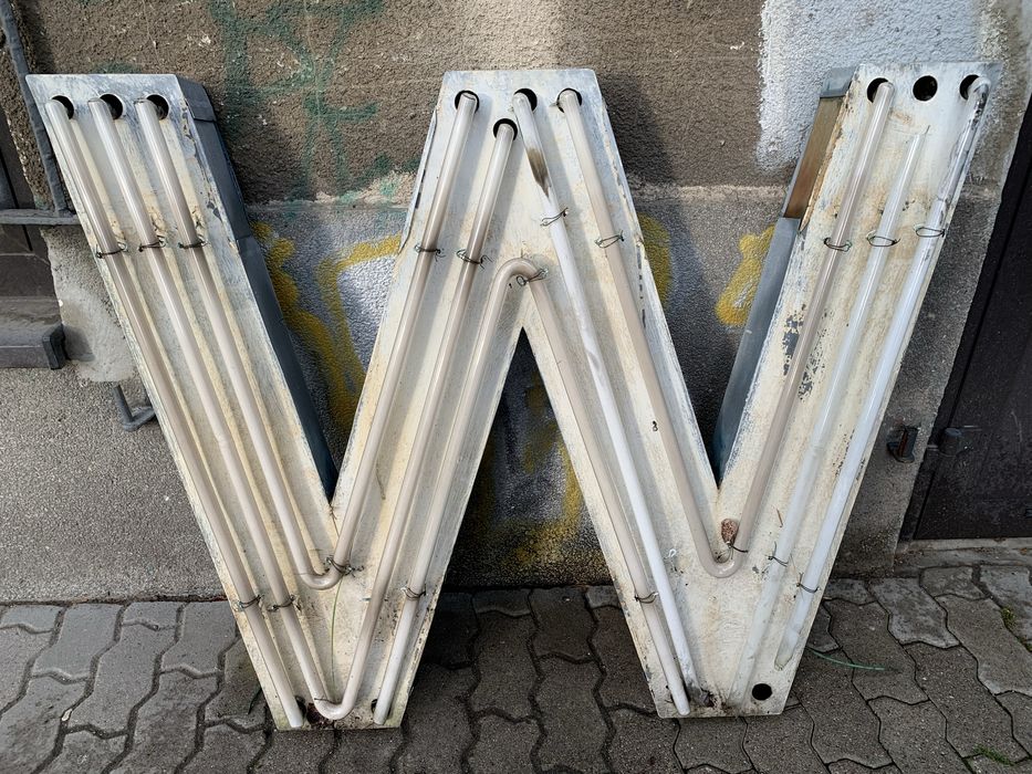Stare litery neonu z lat 60-tych