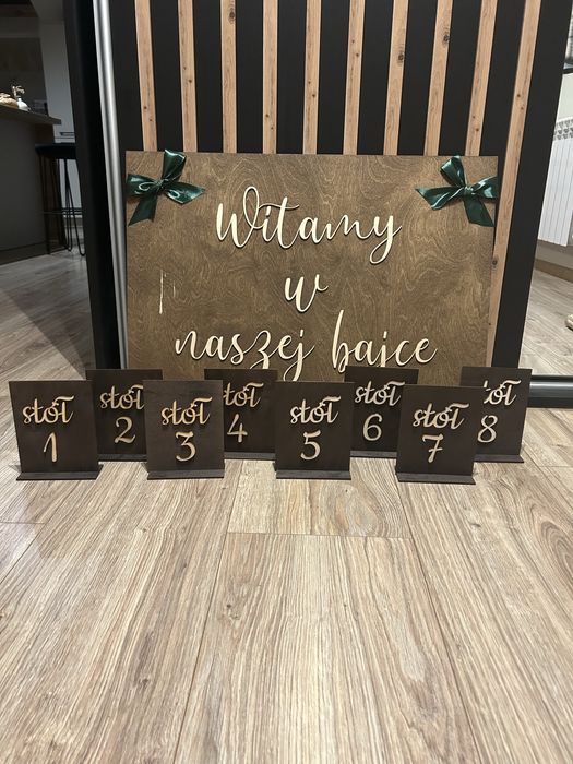 Tablicq powitalna i numery stołów