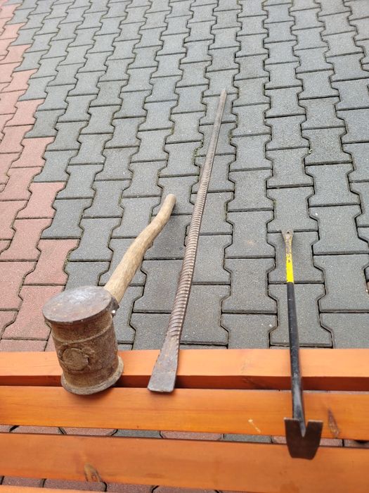 Łom, brecha,młot do wbijania kołów drewnianych, lina.