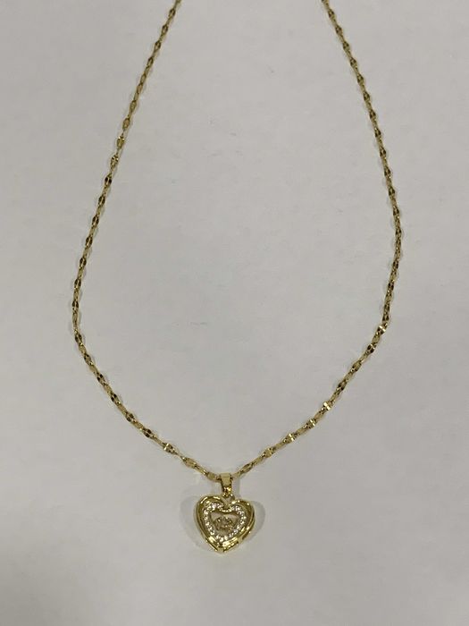 Colar em aço inoxidável com coração brilhante