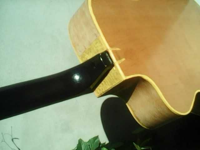 Гітара 6 - струнна. Налаштована майстром. Акорди беруться легко.