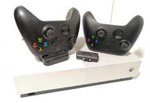 Konsola xbox one s 1 T + 2 pady + ładowarka komplet
