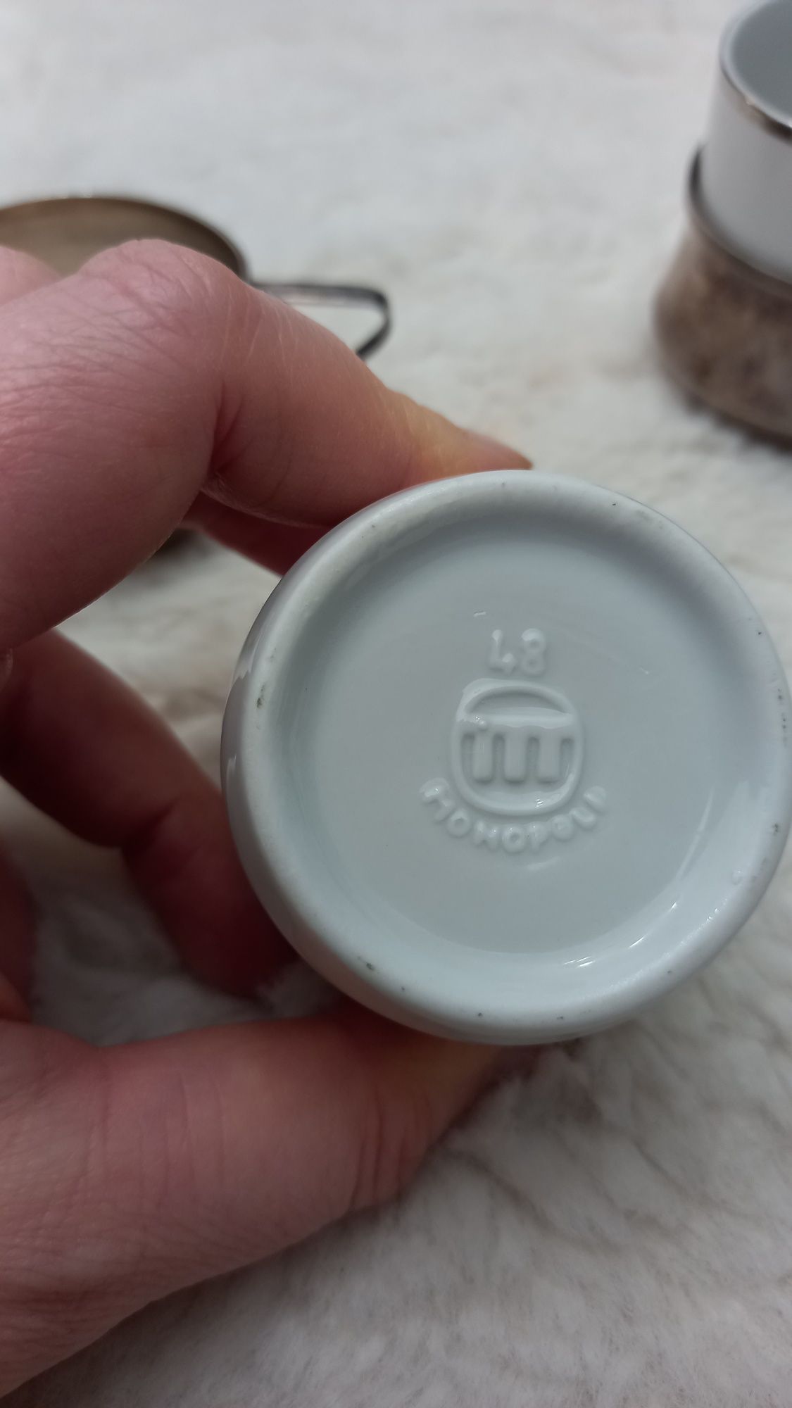 Filizanki w koszyczkach plater