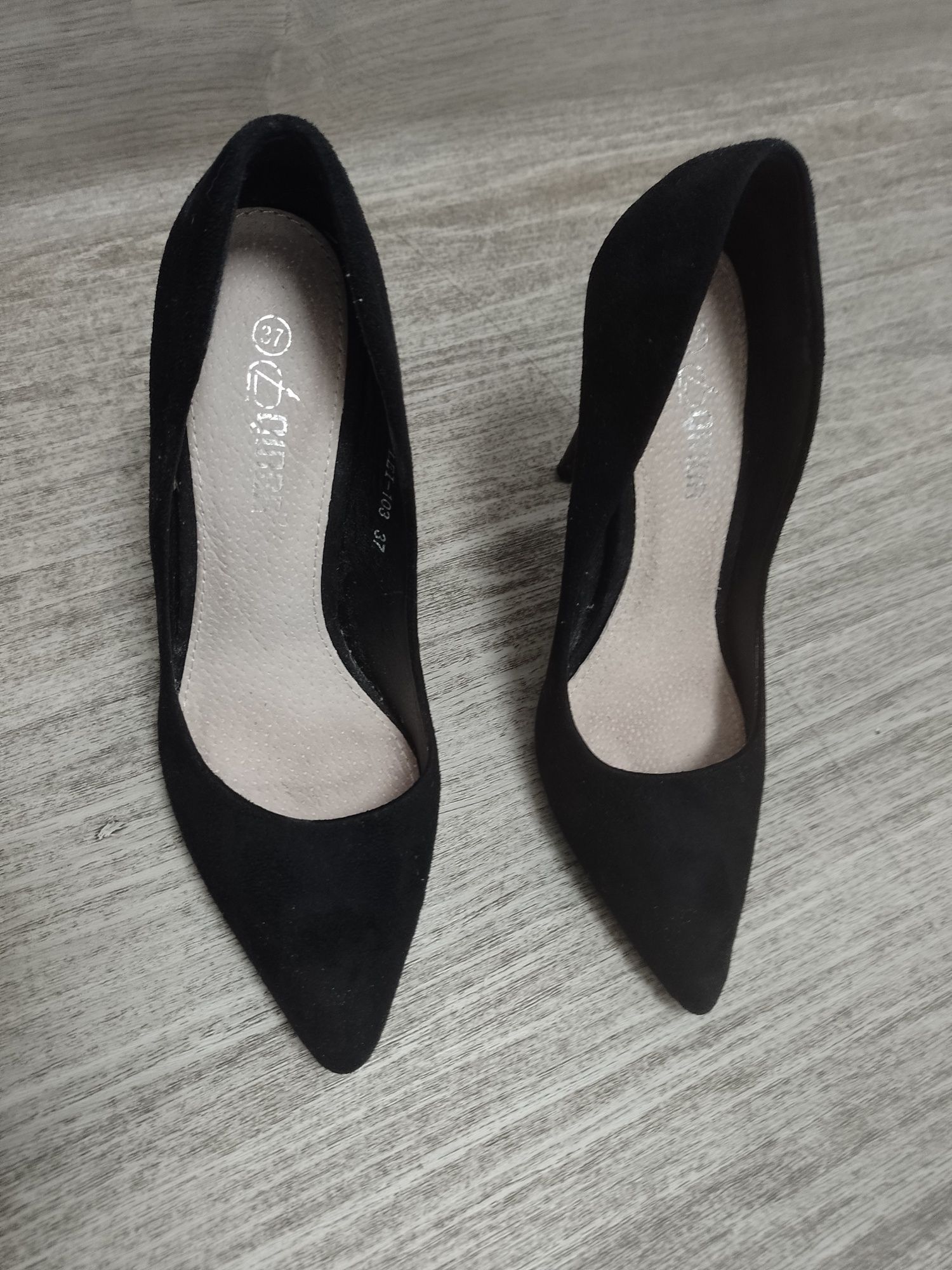 Sprzedam damskie buty rozmiar 37.