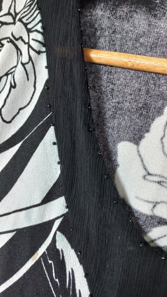 Camisola preta e branca decote com missangas e tecido transparente