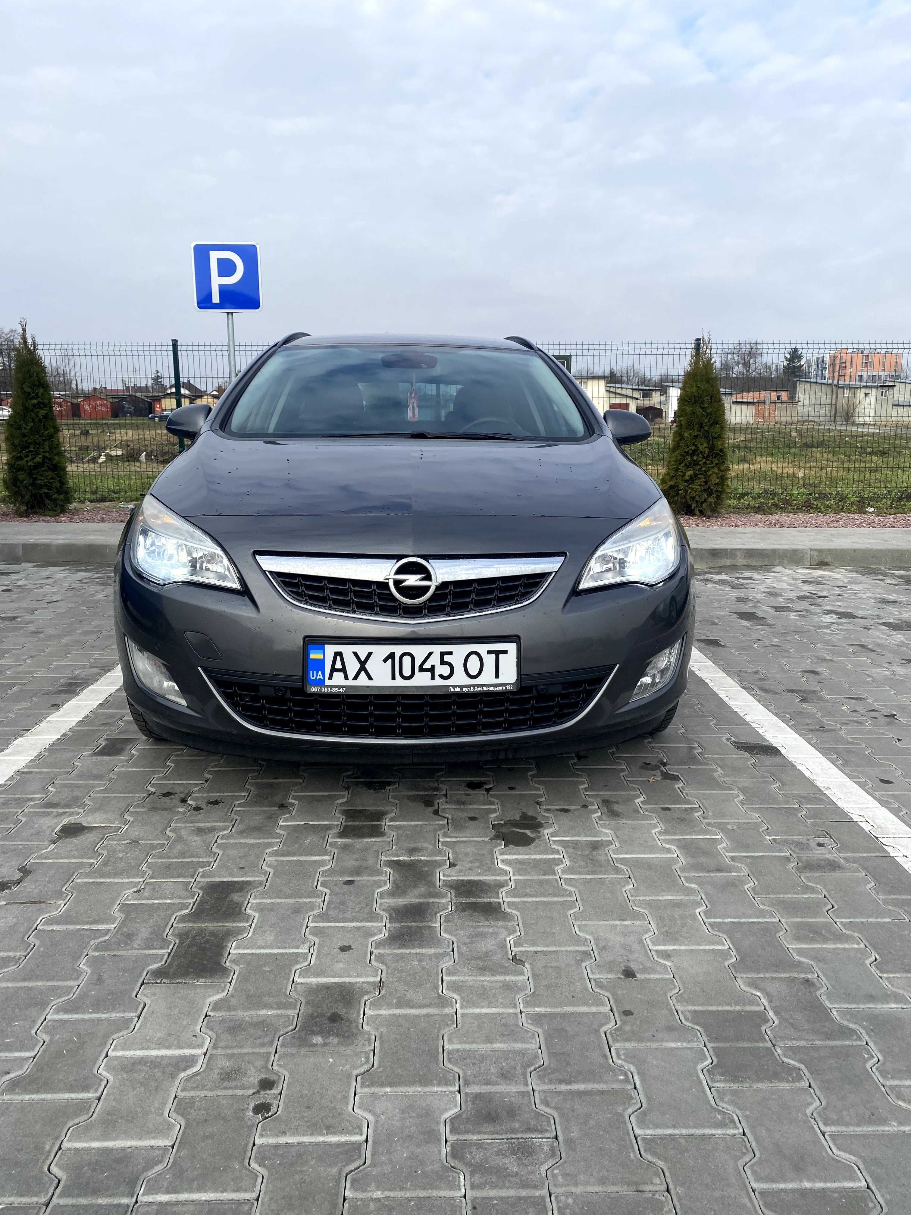 Продам Opel Astra J 2011 газ /бенз