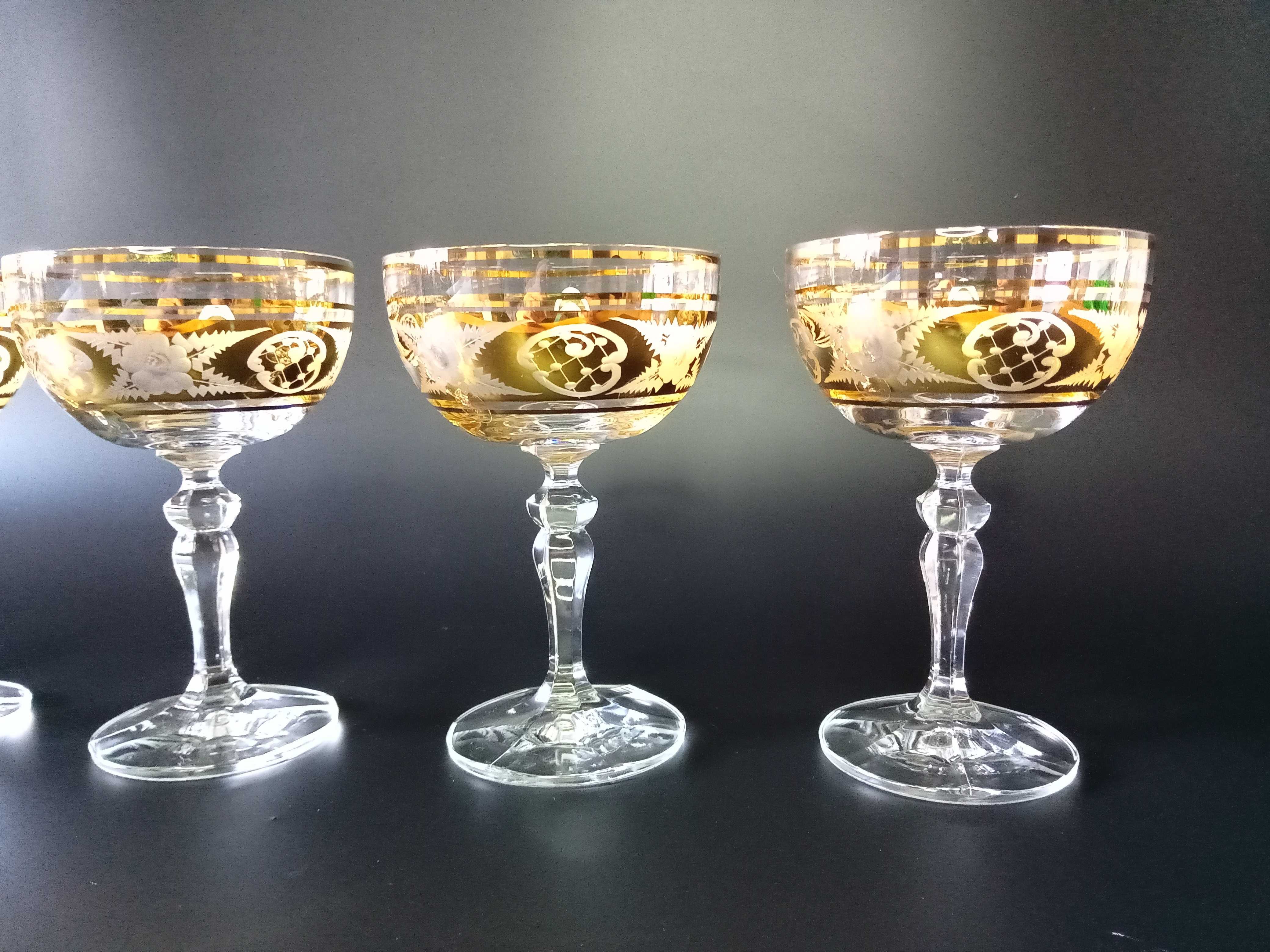 Kieliszki do szampana 4 sztuki zdobione złoceniami i grawerowane