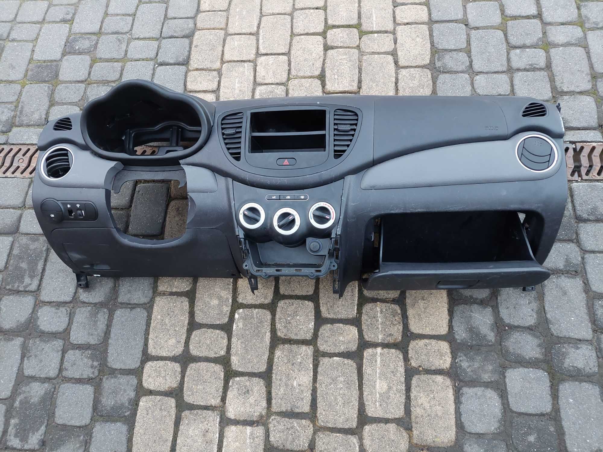 Kokpit Deska rozdzielcza schowek Hyundai i10 08r europa
