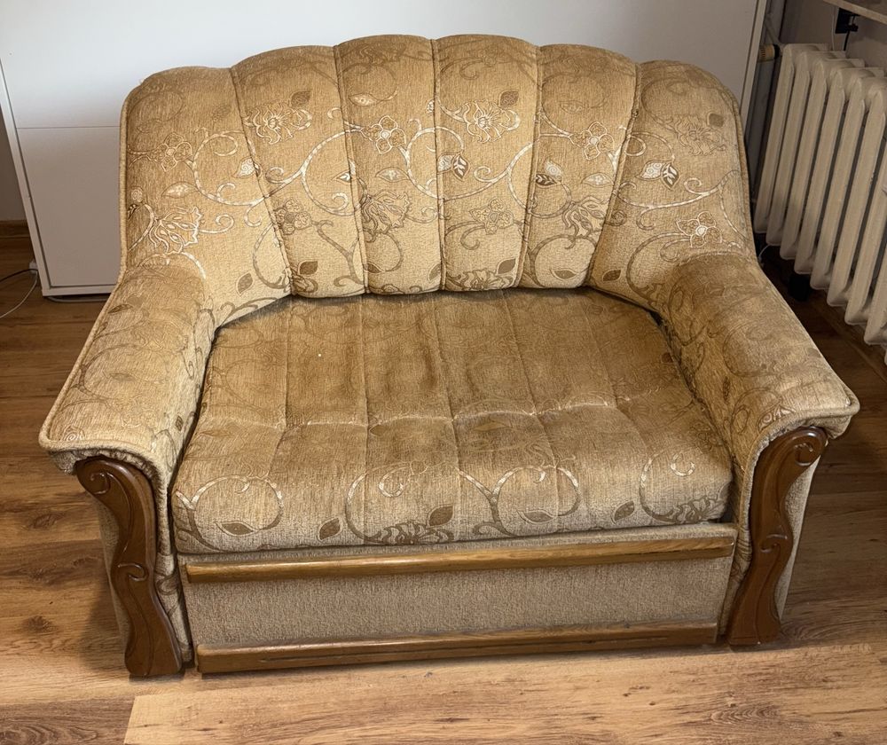 Wąska rozkładana sofa z pojemnikiem na pościel
