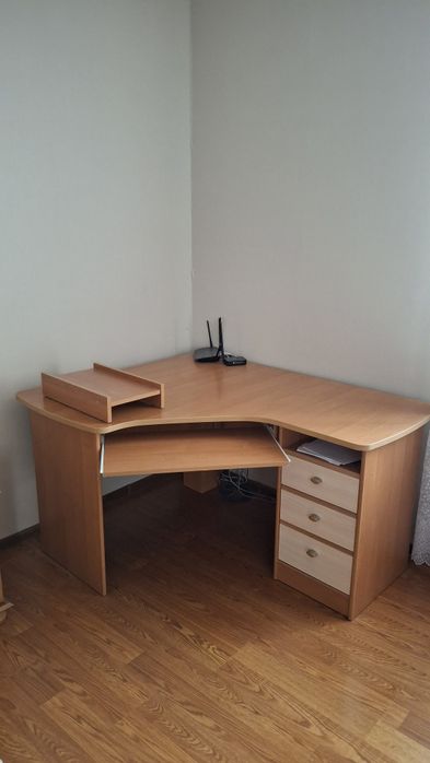 Кутовий компютерний стіл