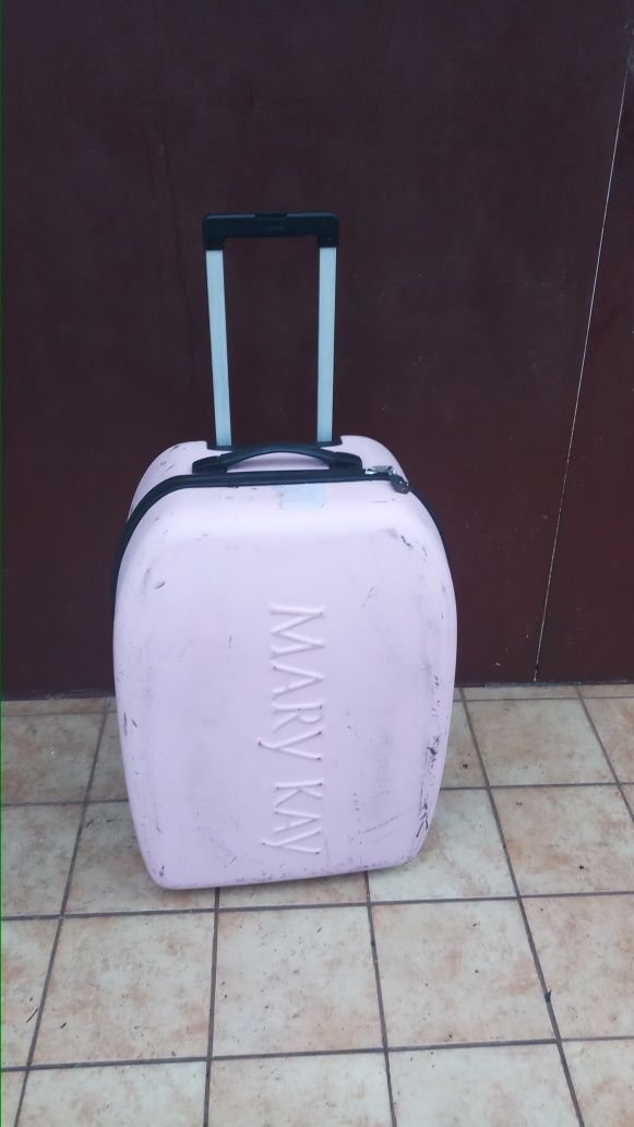 Продам большой чемодан от известного бренда Mary Kay