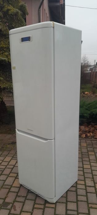 Холодильник ЕLectrolux 185см. Ariston 195см.